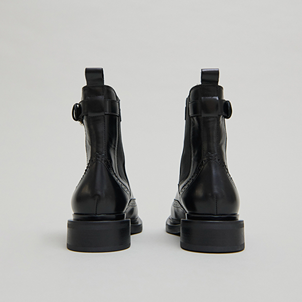 Boots à boucles in black leather | DOUBY