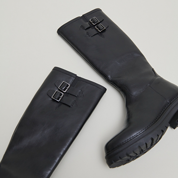 Bottes hautes à semelles crantées et bou... in black leather | ADALIA