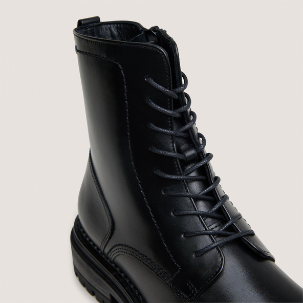 Boots à lacets et semelles crantées in black leather | ADALICE