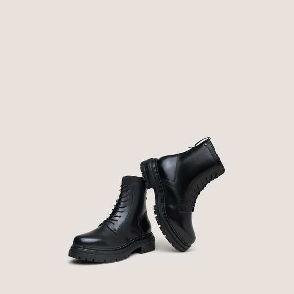 Boots à lacets et semelles crantées in black leather | ADALICE