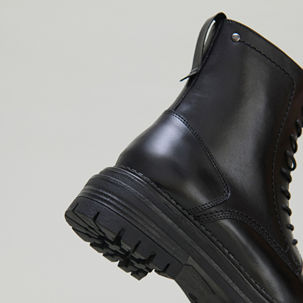 Boots à lacets et semelles crantées in black leather | ADALICE