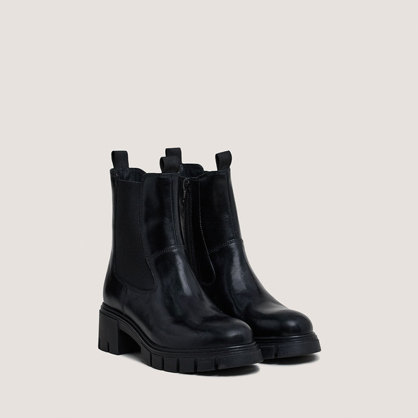 Boots à semelles crantées et bouts ronds... in black leather | ARONA