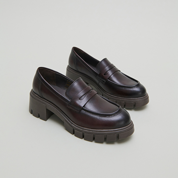 Loafers with notched soles in red-brown leather | ARON