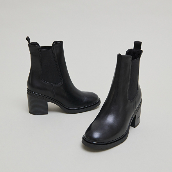 Bottines à élastiques et bouts arrondis.... in black leather | ATILA