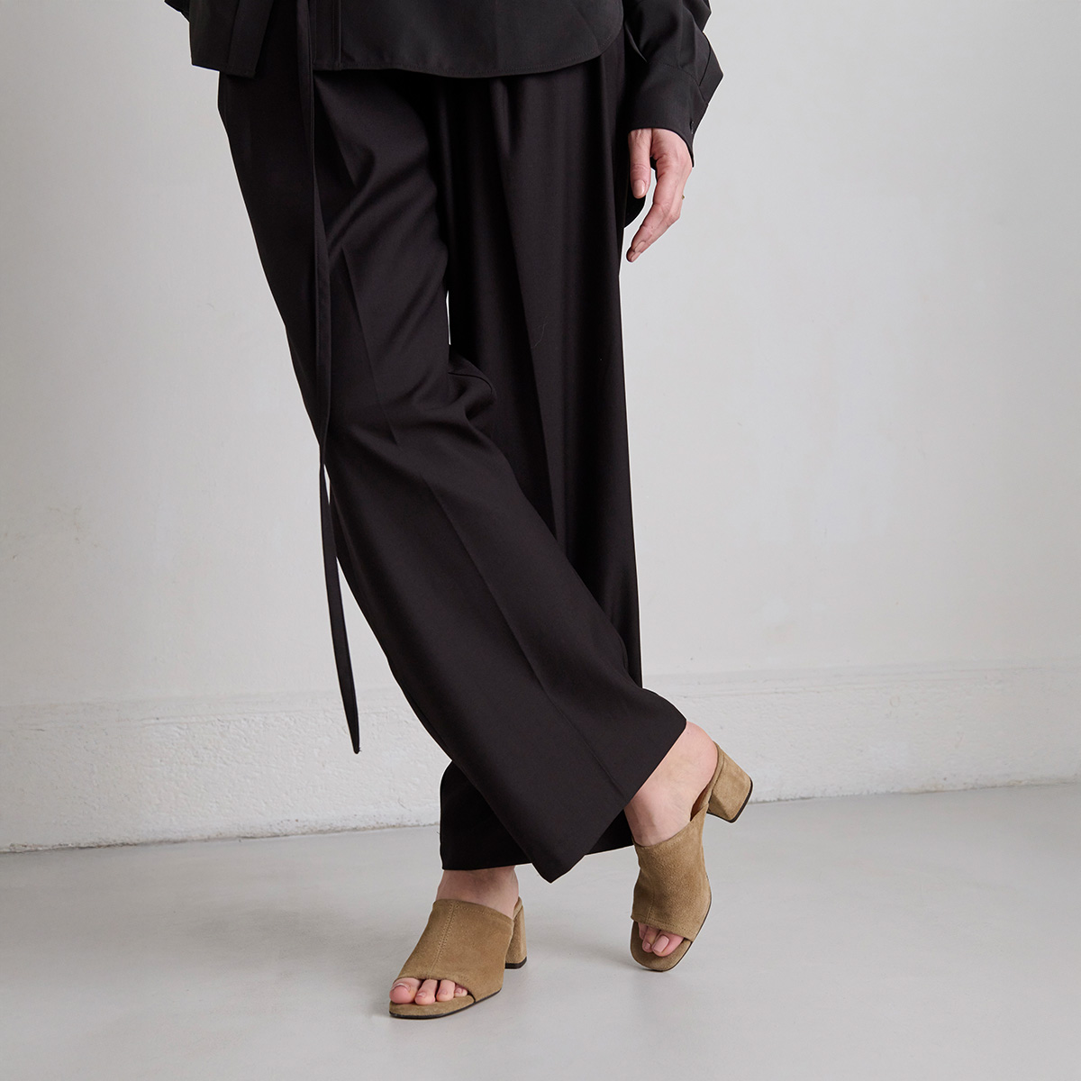 Mules with heels and open toes in taupe crust | BUTTERFLY