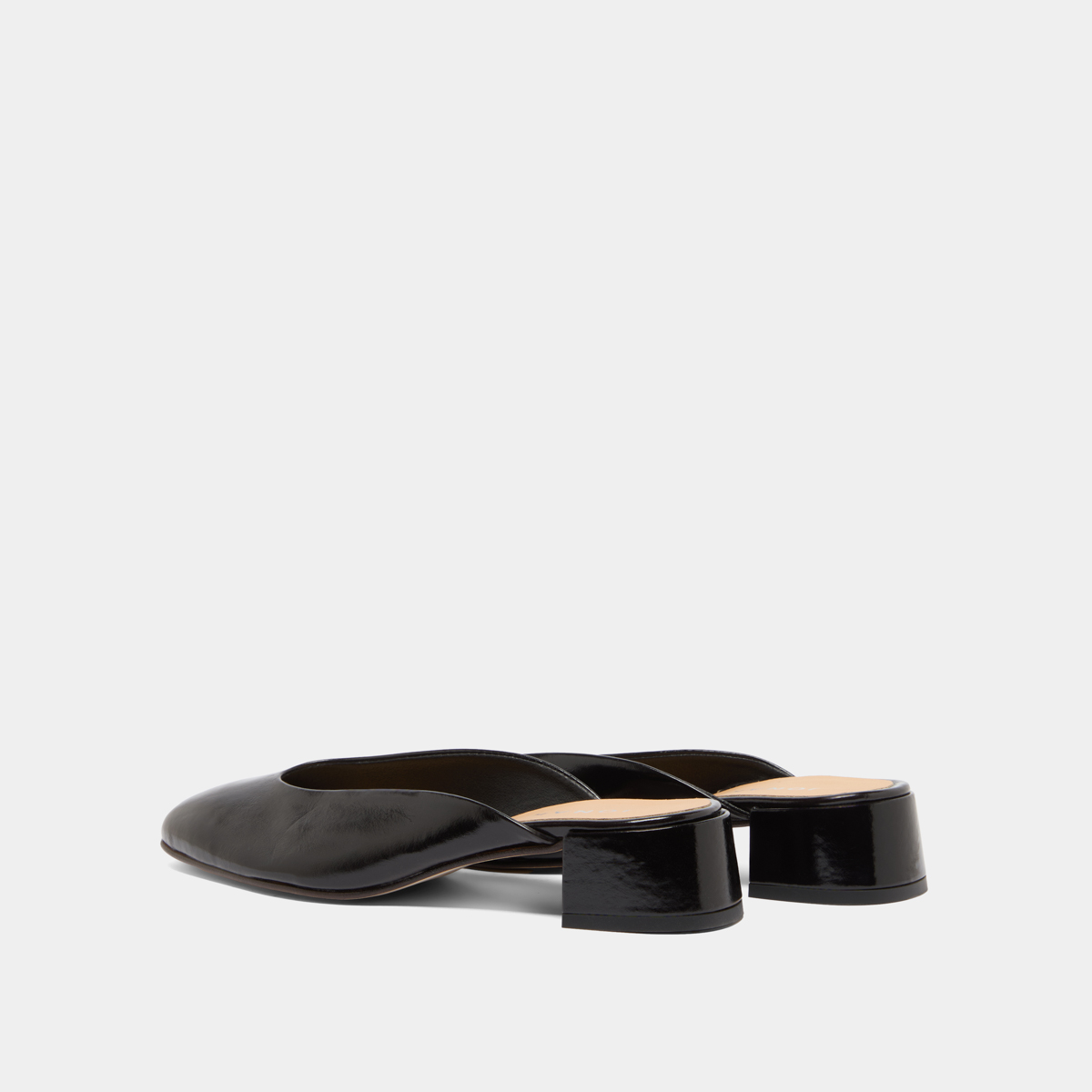 Mules with small heels in black pleated varnish | NINE