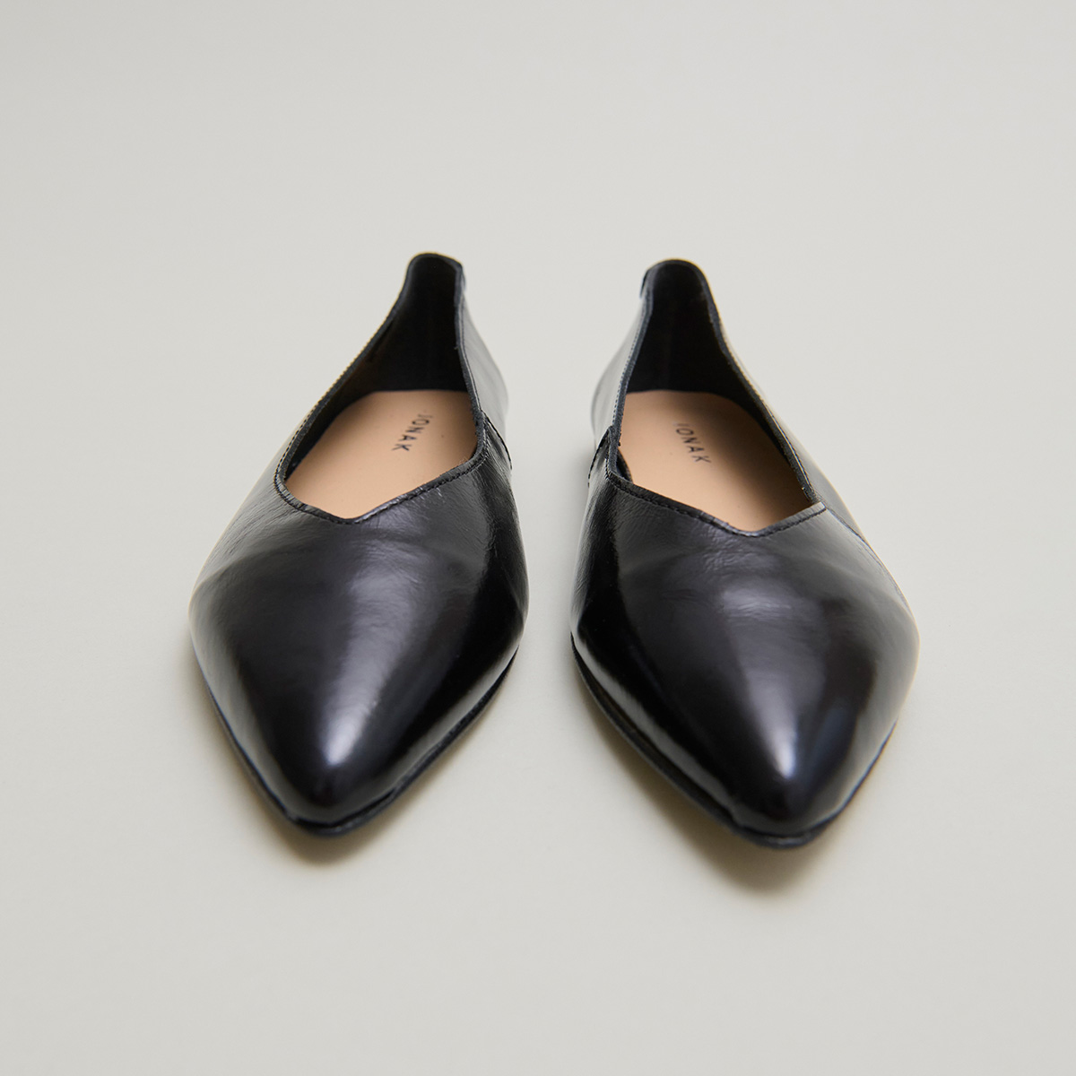 Pointed-toe ballet flats in black pleated varnish | NOEMIE