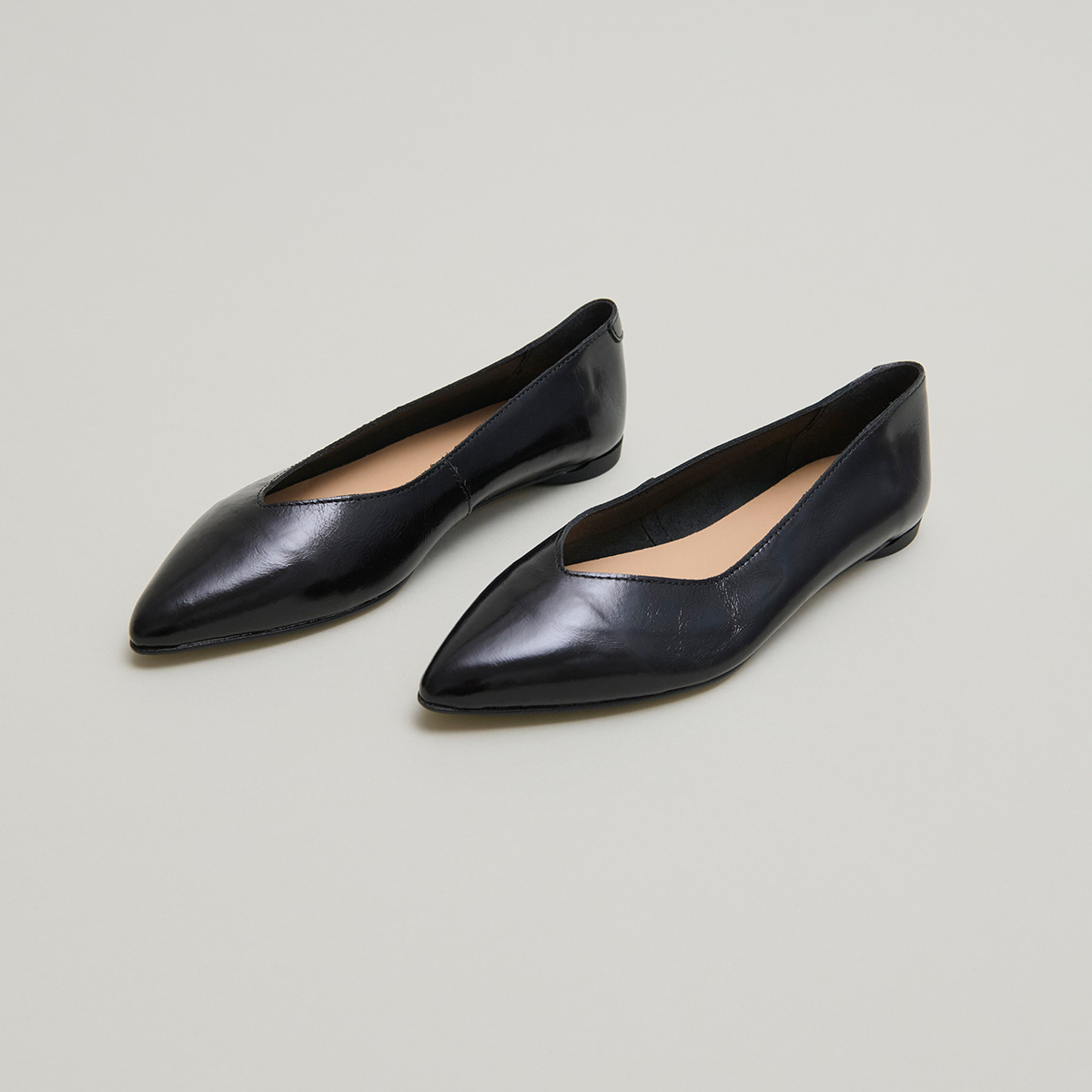 Pointed-toe ballet flats in black pleated varnish | NOEMIE
