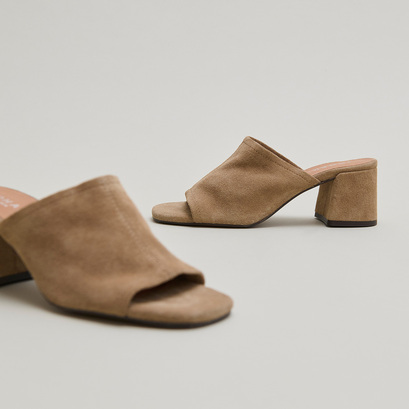 Mules with heels and open toes in taupe crust | butterfly