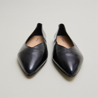 Pointed-toe ballet flats in black pleated varnish | noemie