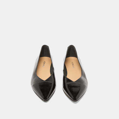 Pointed-toe ballet flats in black pleated varnish | noemie