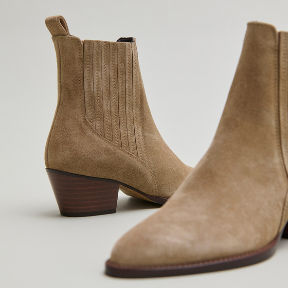 Boots &agrave; petits talons biseaut&eacute;s et &eacute;last... in taupe suede | BAILEY