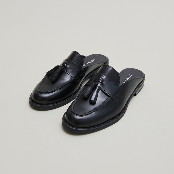 Loafers with tassels and open backs in black glazed leather | NATALY