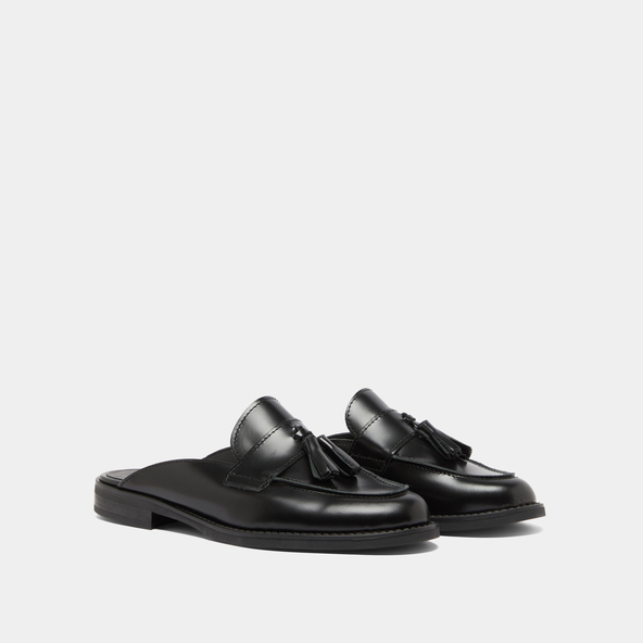 Loafers with tassels and open backs in black glazed leather | NATALY