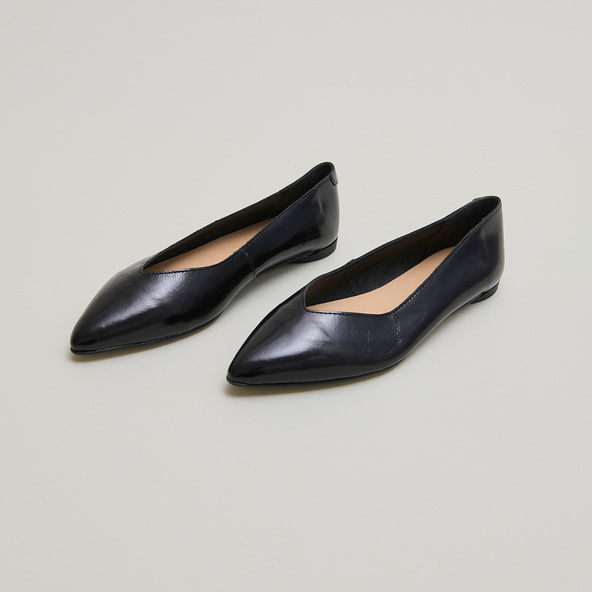 Pointed-toe ballet flats in black pleated varnish | NOEMIE