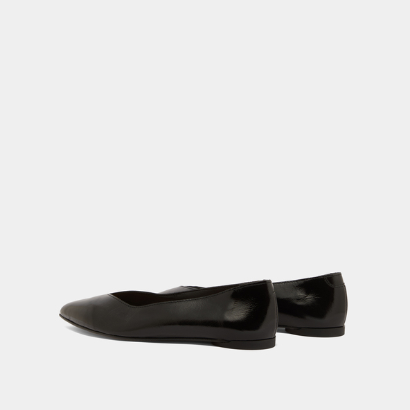 Pointed-toe ballet flats in black pleated varnish | NOEMIE