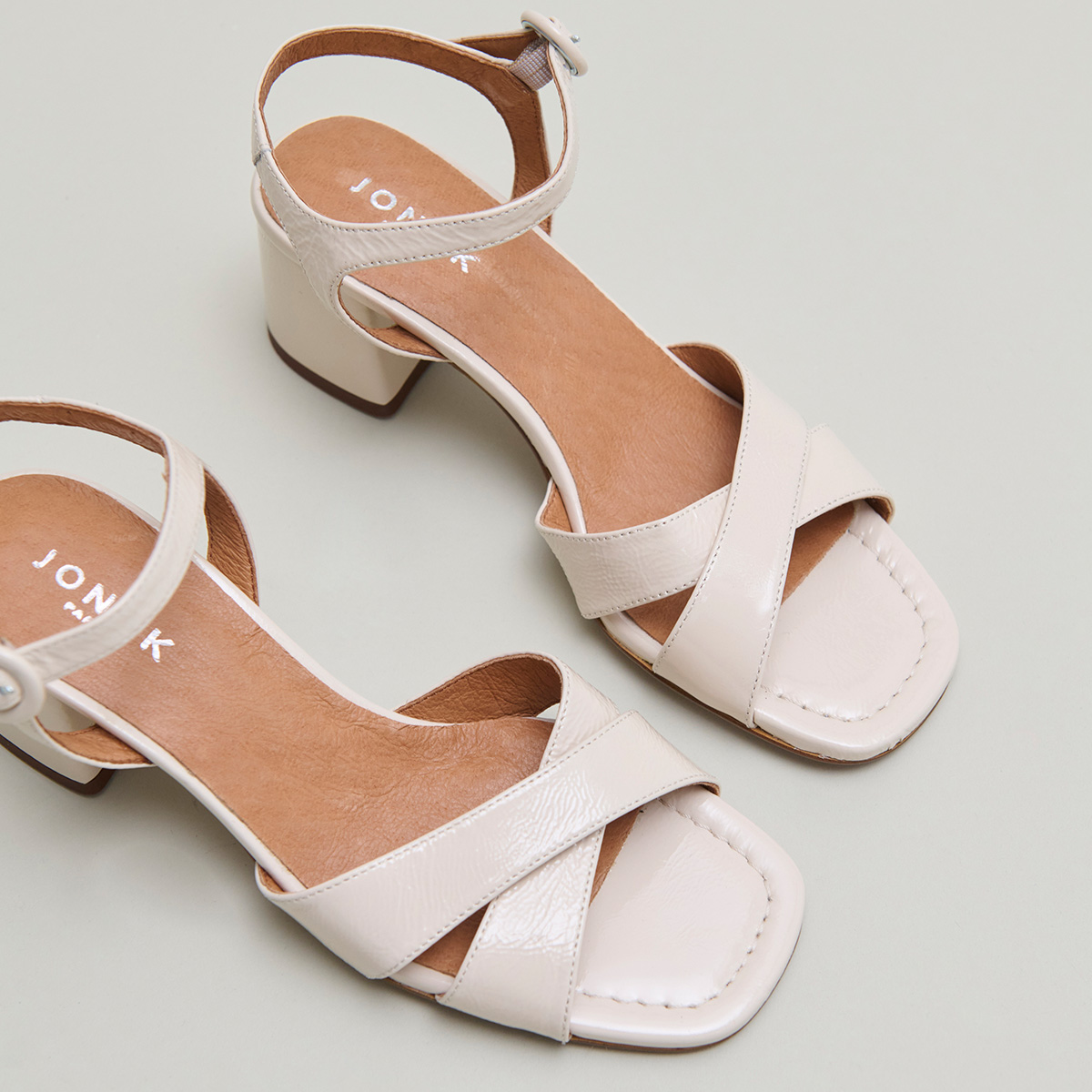 Heeled sandals in ecru pleated varnish | BRIELLA