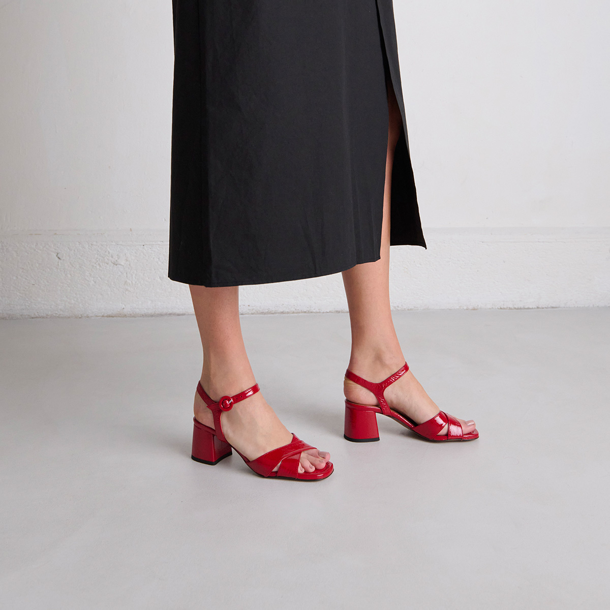 Heeled sandals in red pleated varnish | BRIELLA