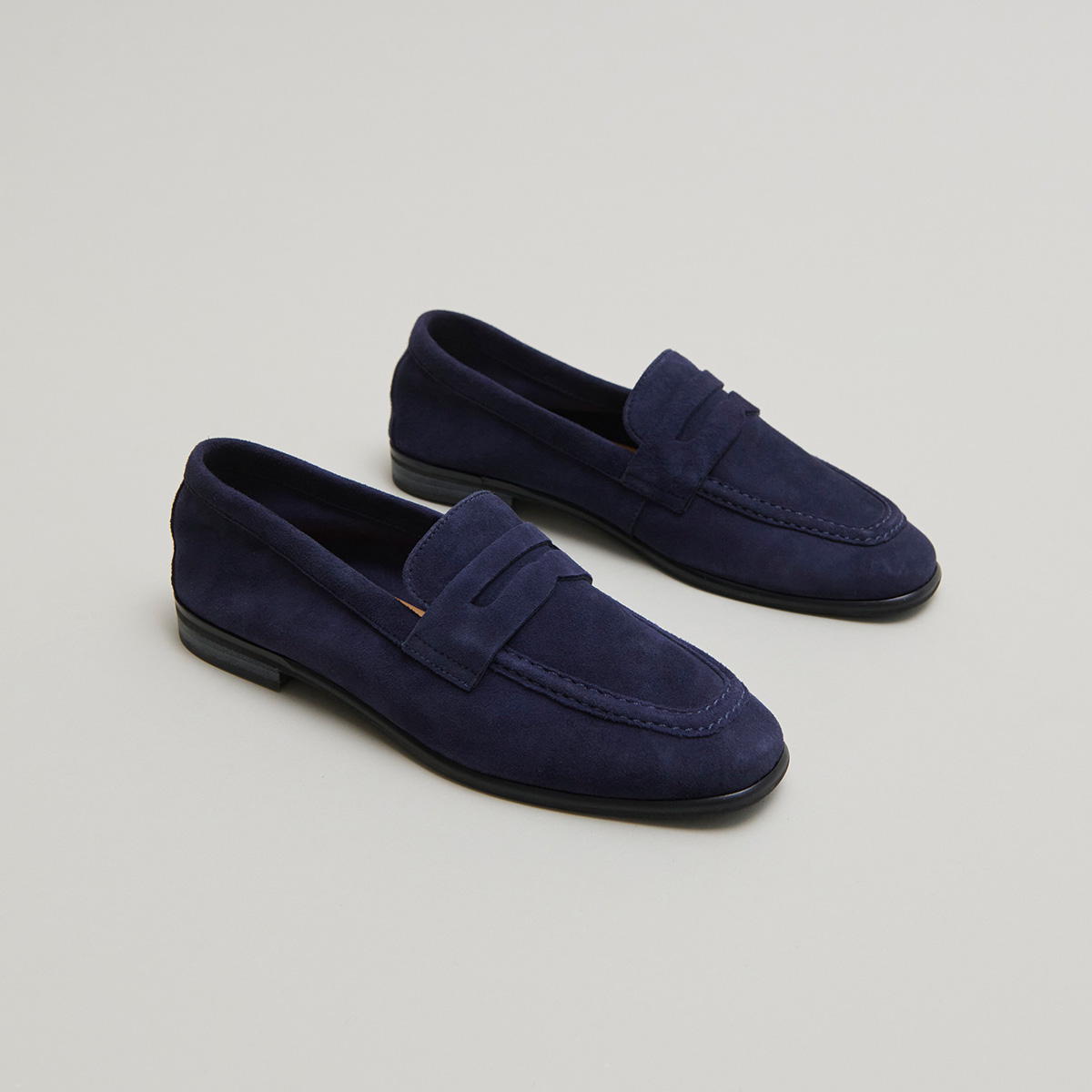 Loafers with flat heels and rounded toes in navy velvet | ACA