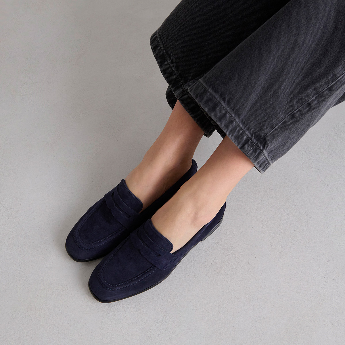 Loafers with flat heels and rounded toes in navy velvet | ACA