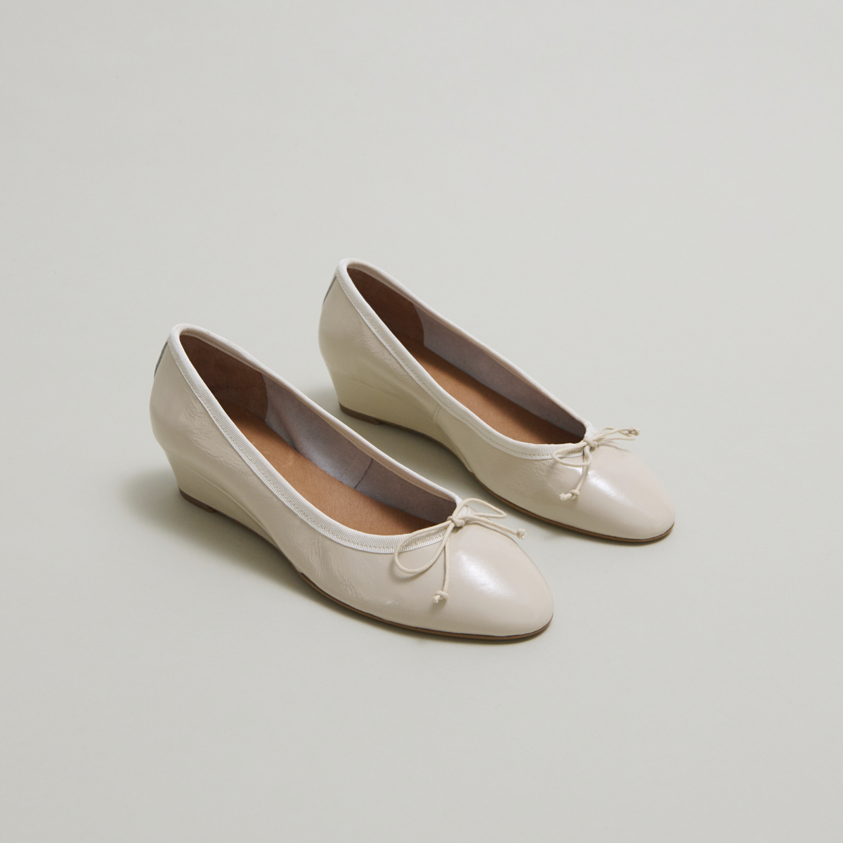 Wedge ballerinas in ecru pleated varnish | AIRELLE
