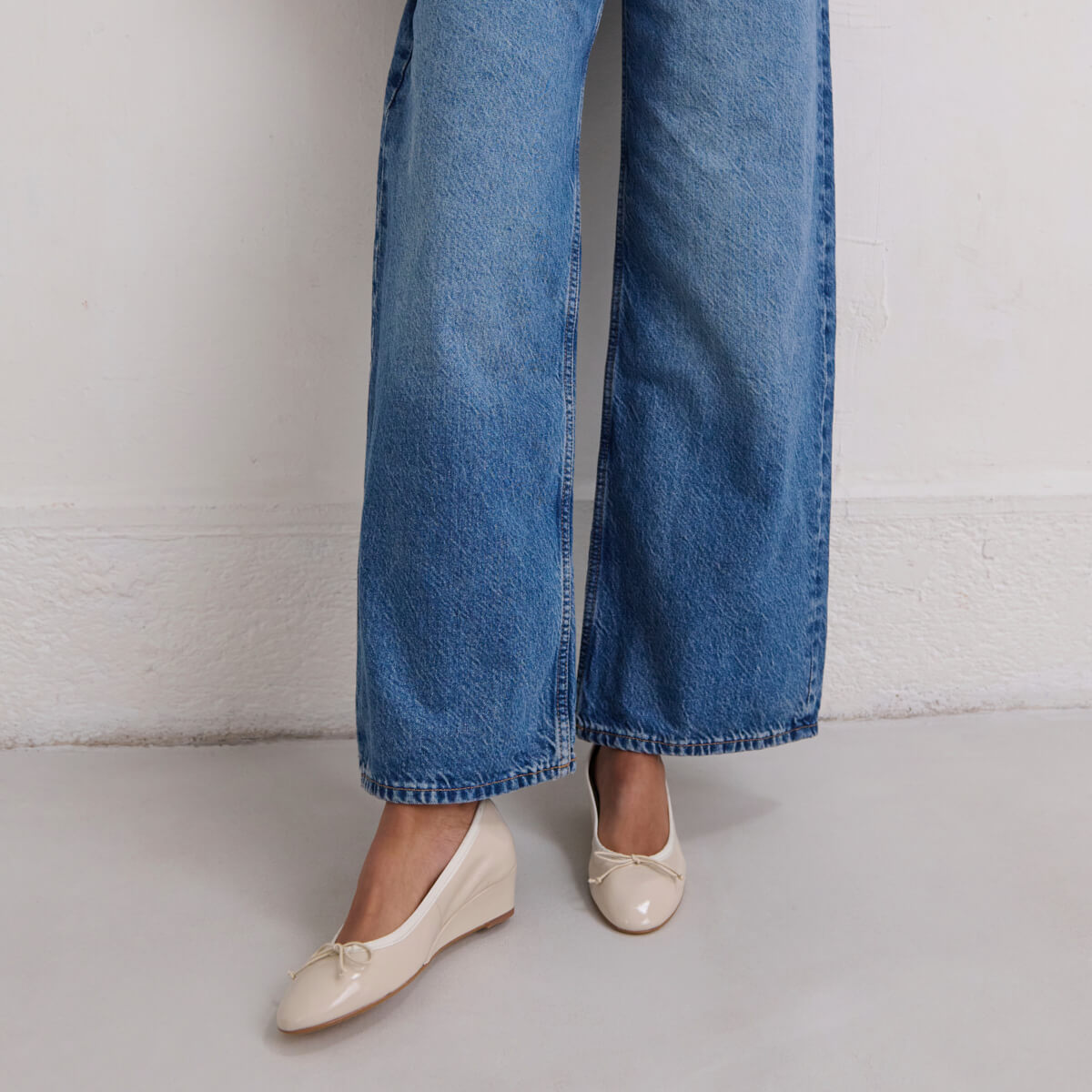 Wedge ballerinas in ecru pleated varnish | AIRELLE