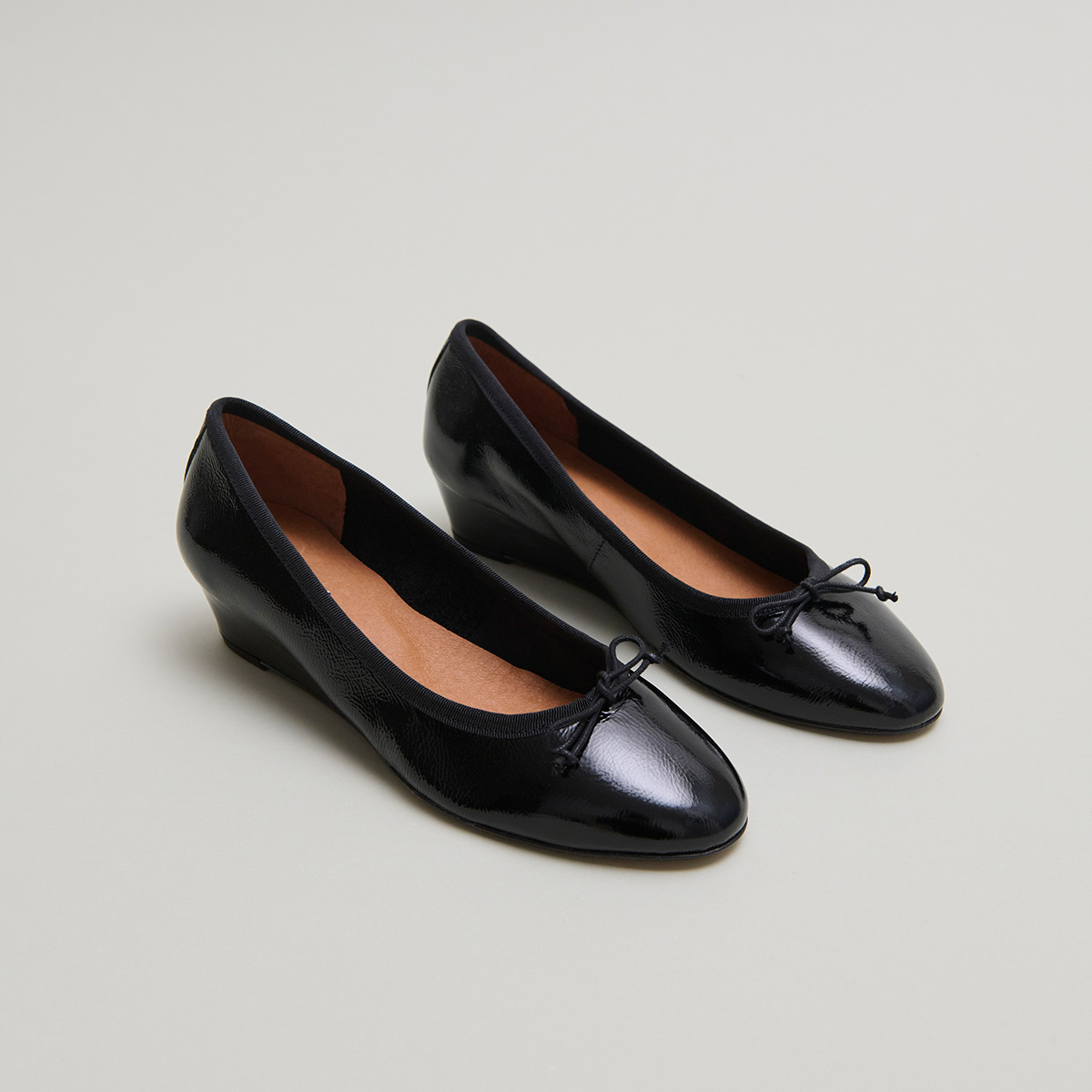 Wedge ballerinas in black pleated varnish | AIRELLE