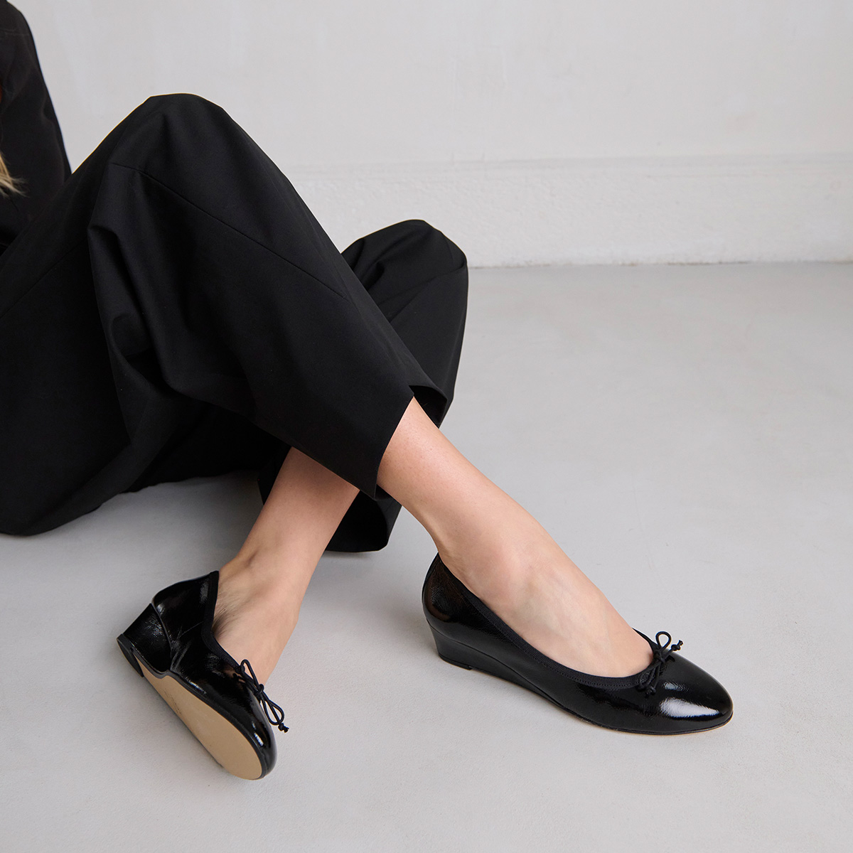 Wedge ballerinas in black pleated varnish | AIRELLE