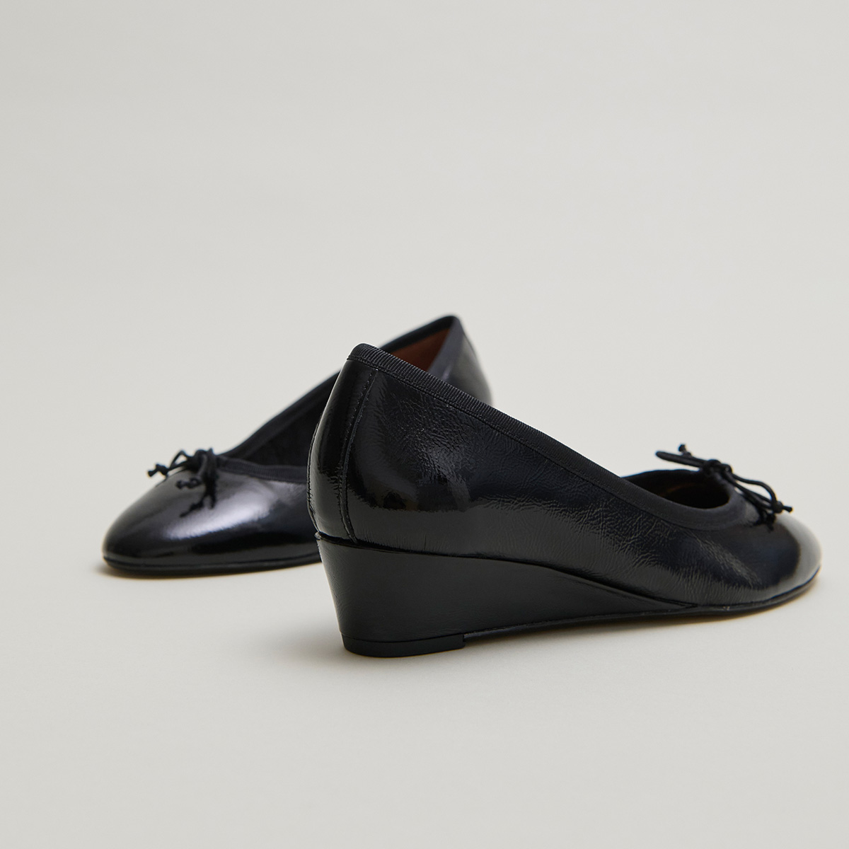 Wedge ballerinas in black pleated varnish | AIRELLE