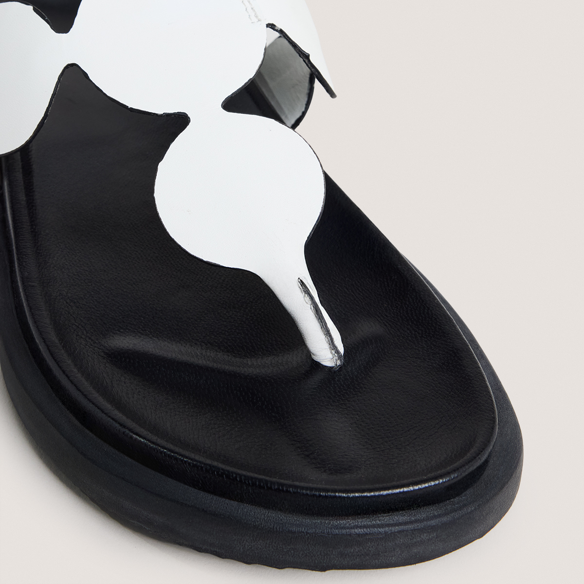 Sandals with adjustable straps in ecru leather | WIND