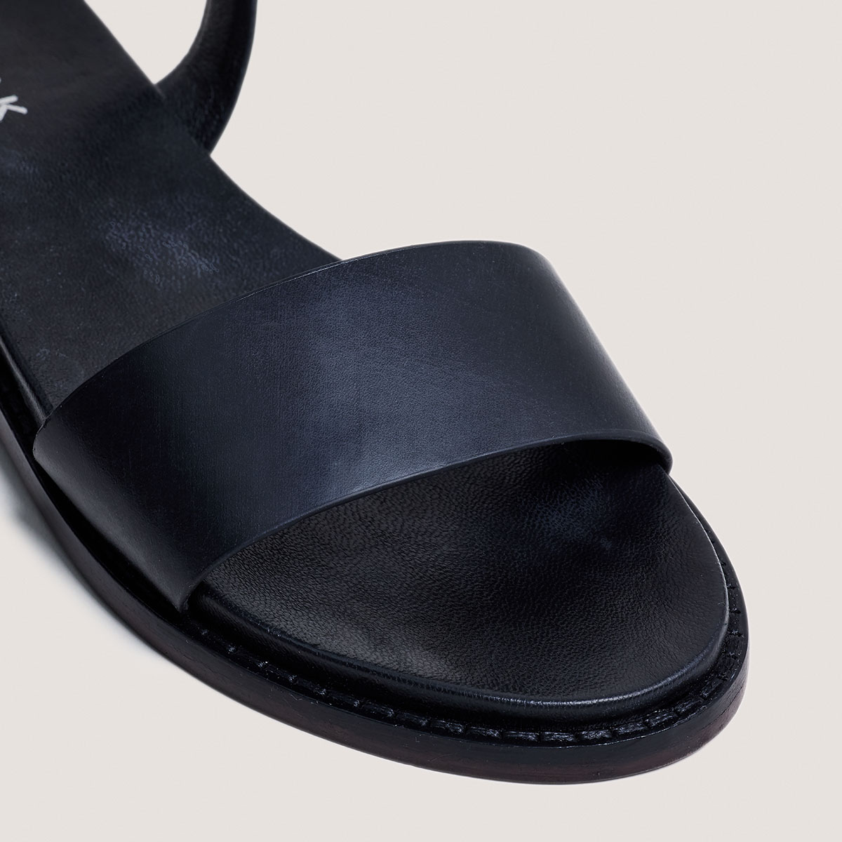 Sandals with straps and adjustable buckles in black leather | WIK