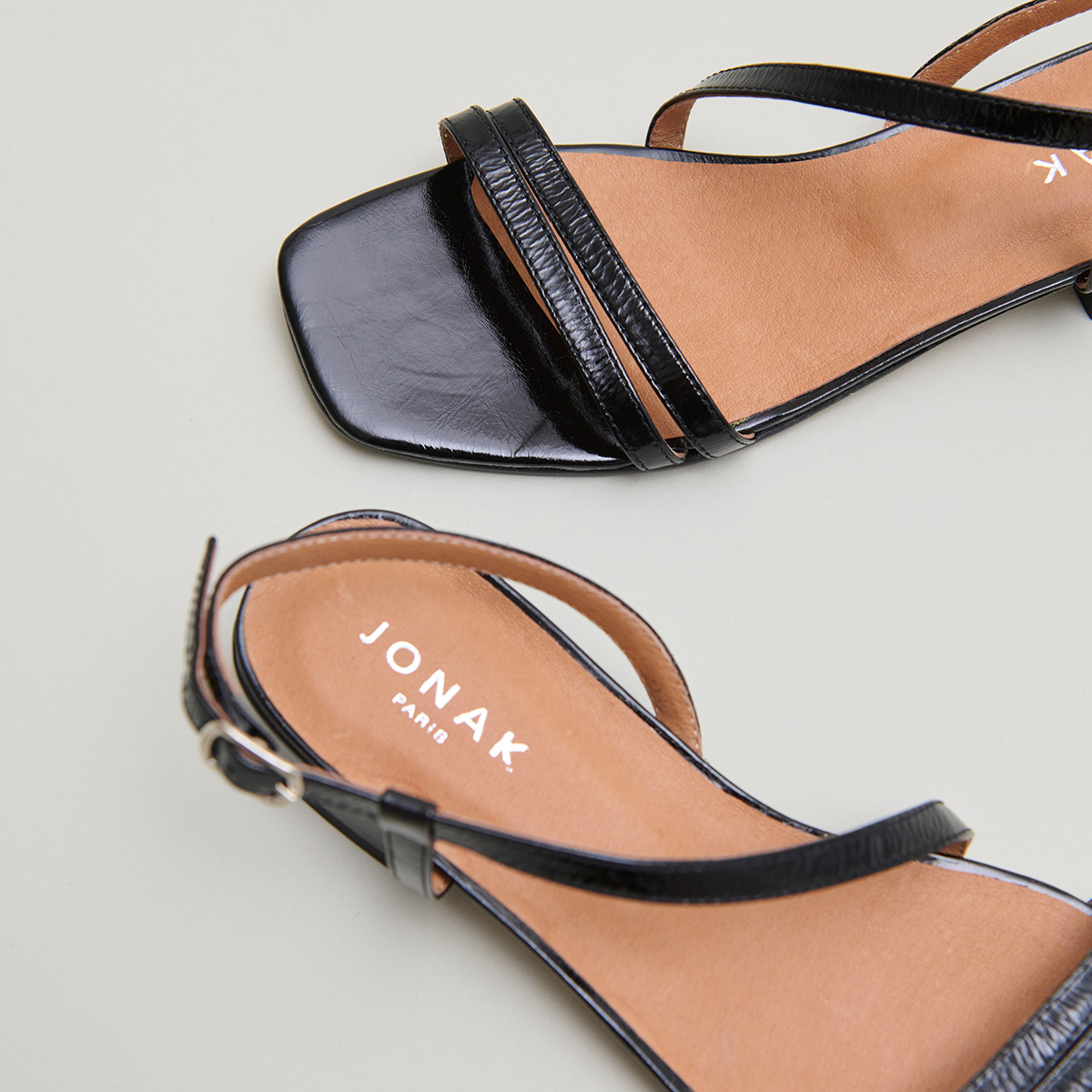 Sandals with small heels in black shiny leather | ANAYA