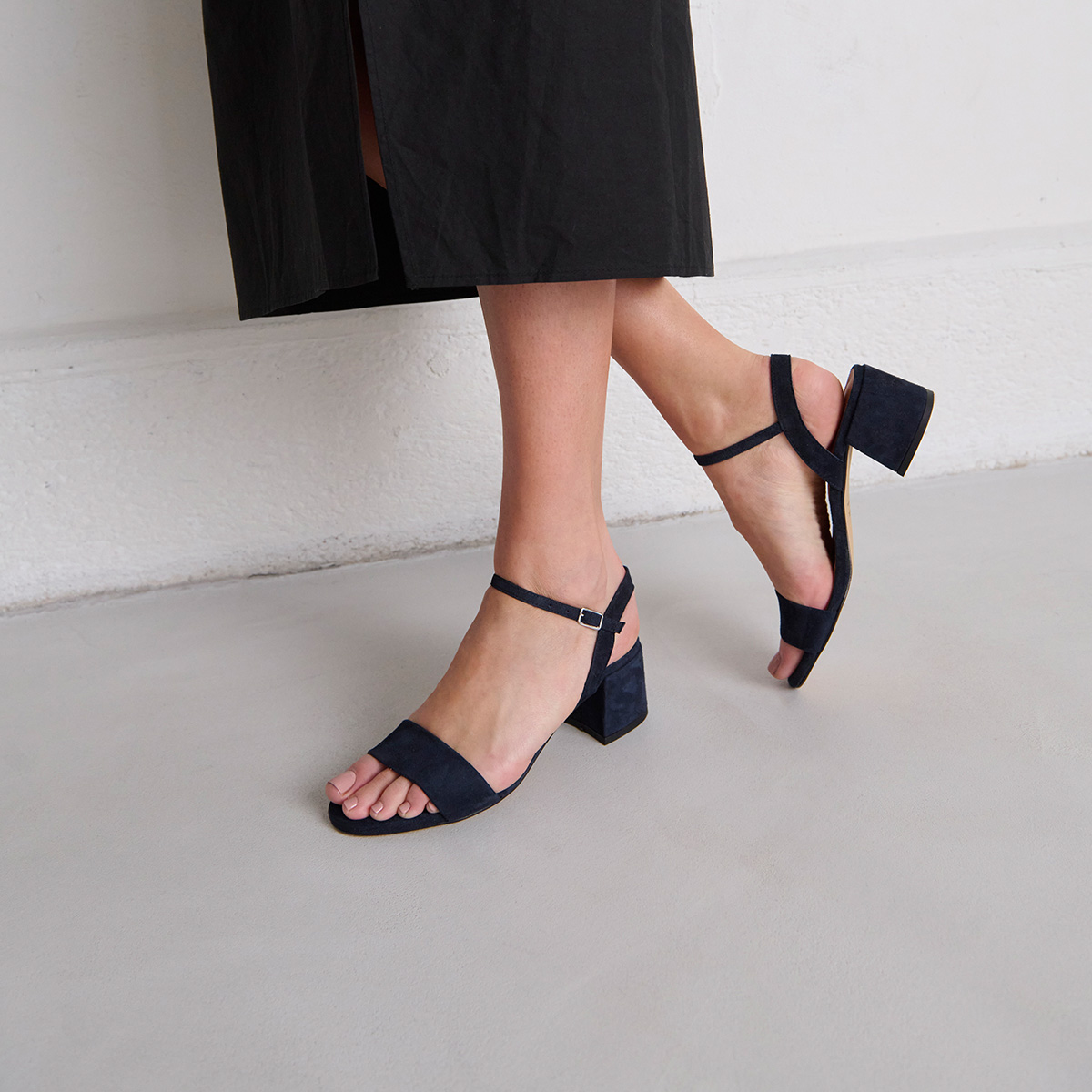 Heeled sandals with round toes in marine velvet | ANKER
