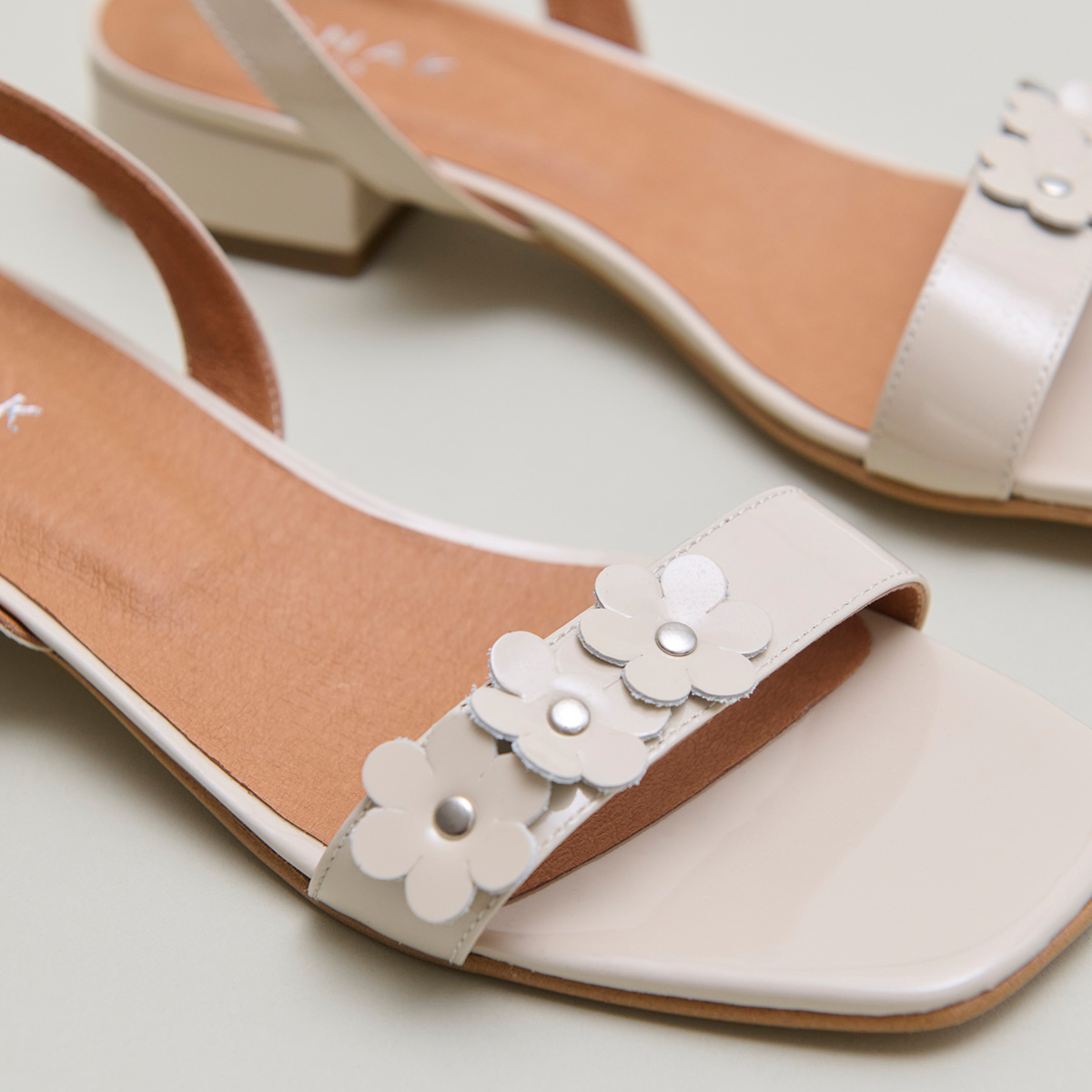 Flower sandals in ecru varnish | ANOUCHKA