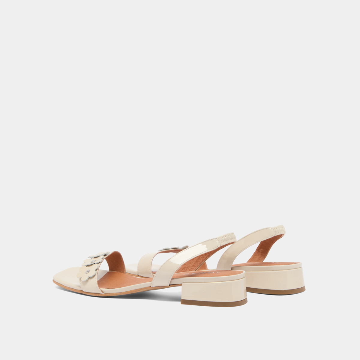 Flower sandals in ecru varnish | ANOUCHKA