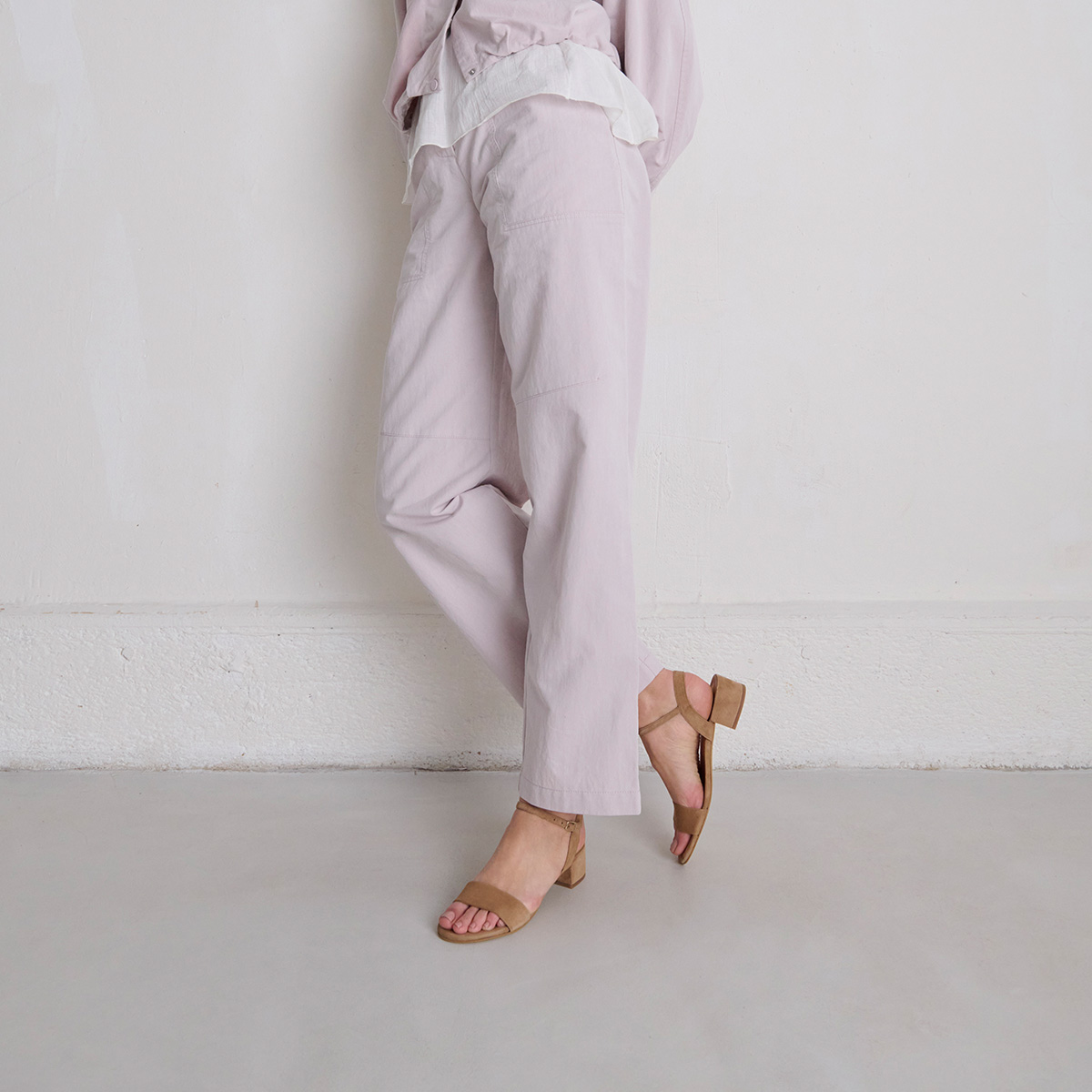 Square-heeled sandals in camel velvet | VIA