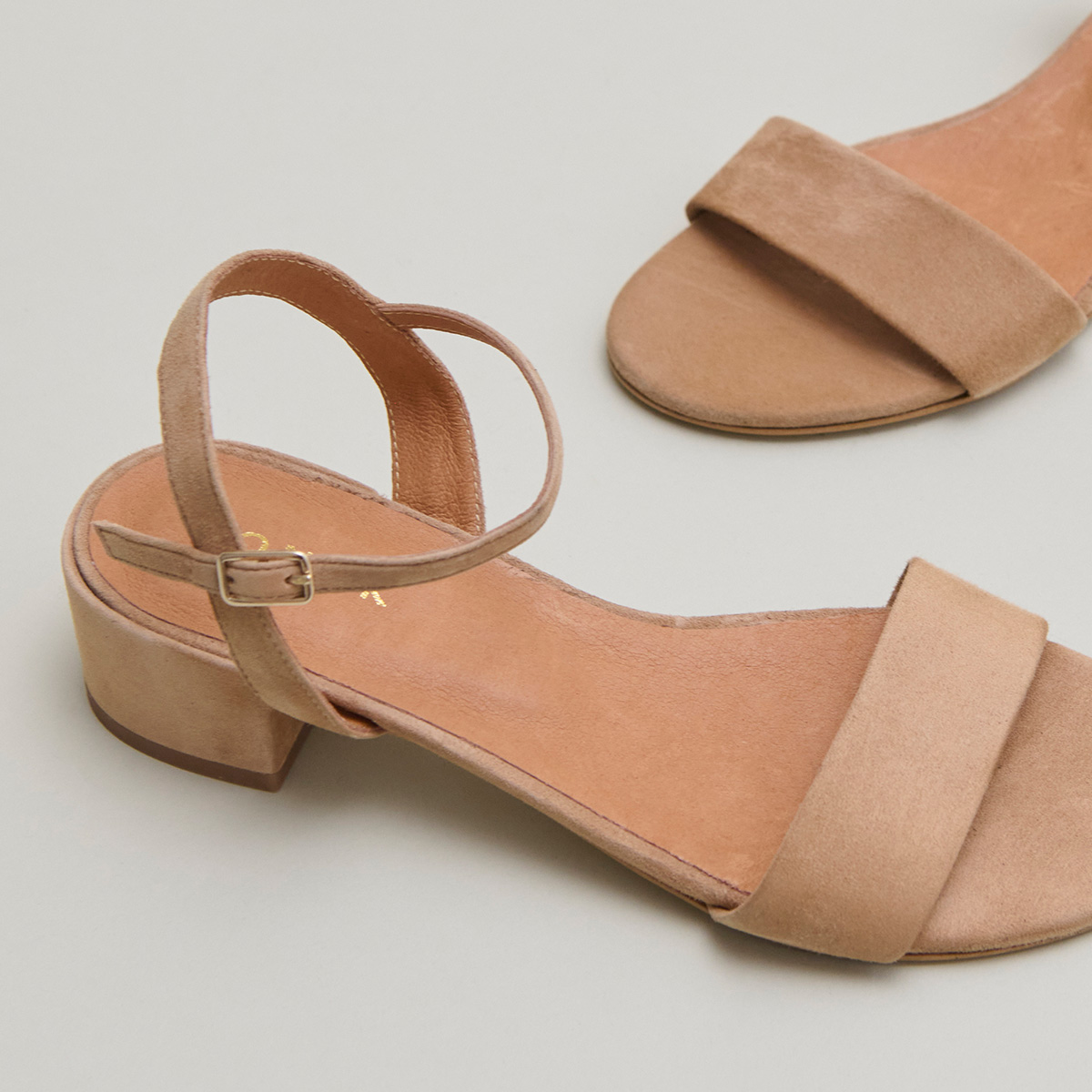 Square-heeled sandals in camel velvet | VIA