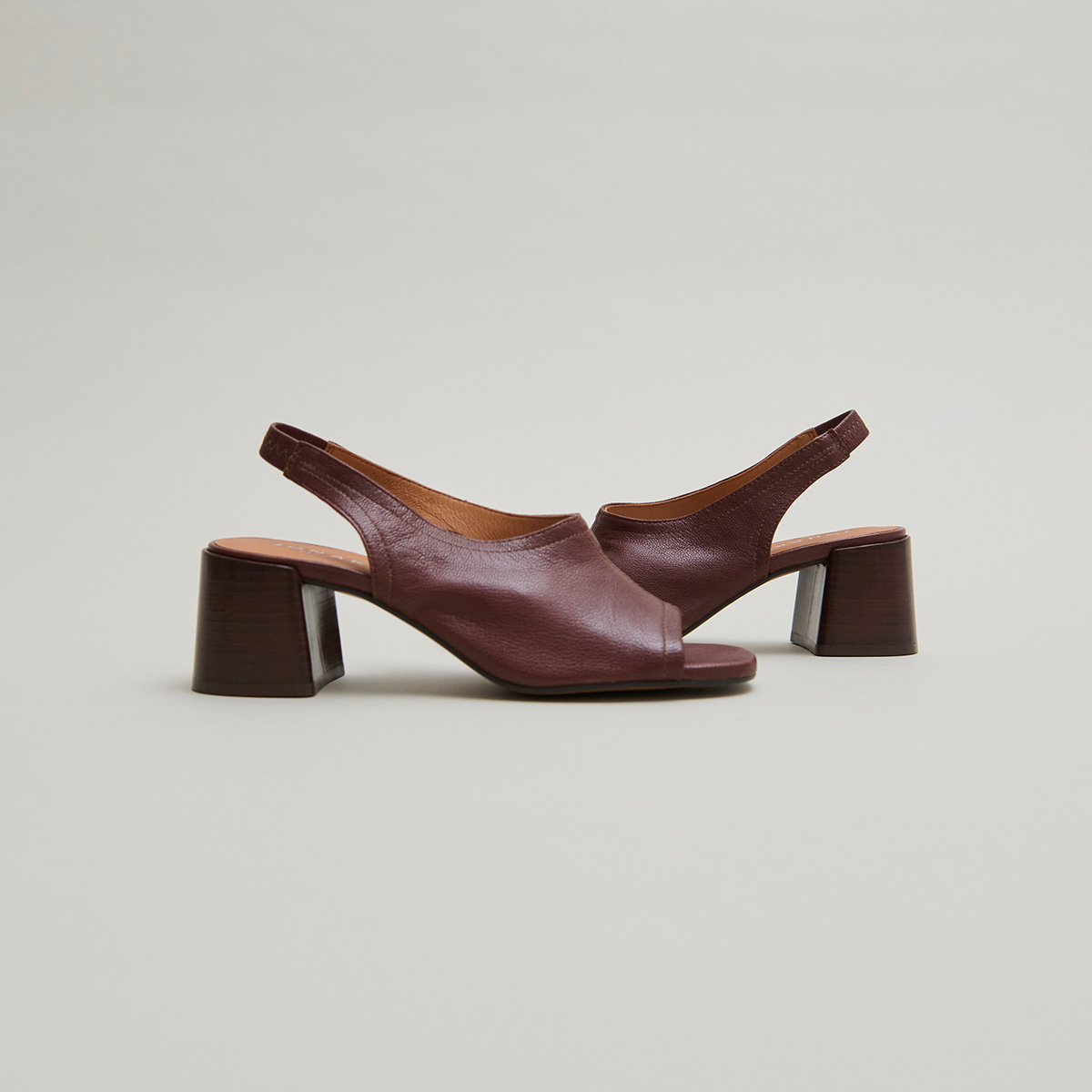 Open-toe sandals in brown leather | BROWNIE