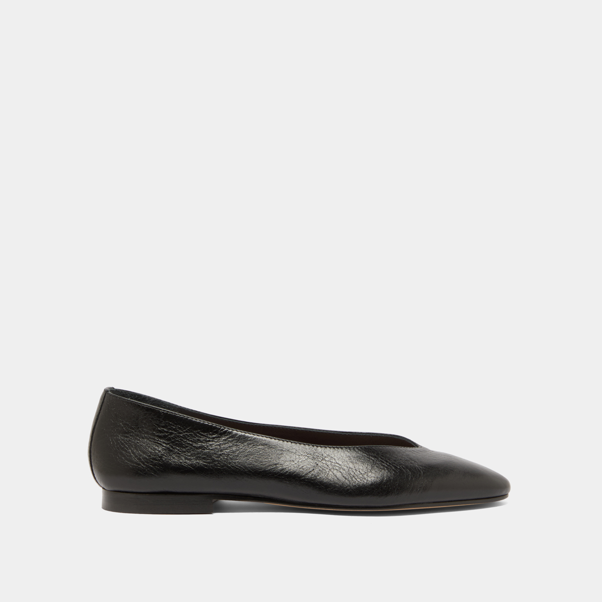 Pointed-toe ballet flats in black distressed leather | DASSUS