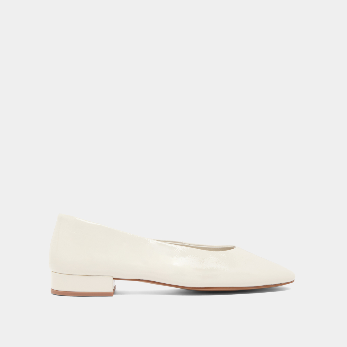 Ballet flats with small heels in ecru pleated varnish | LEA