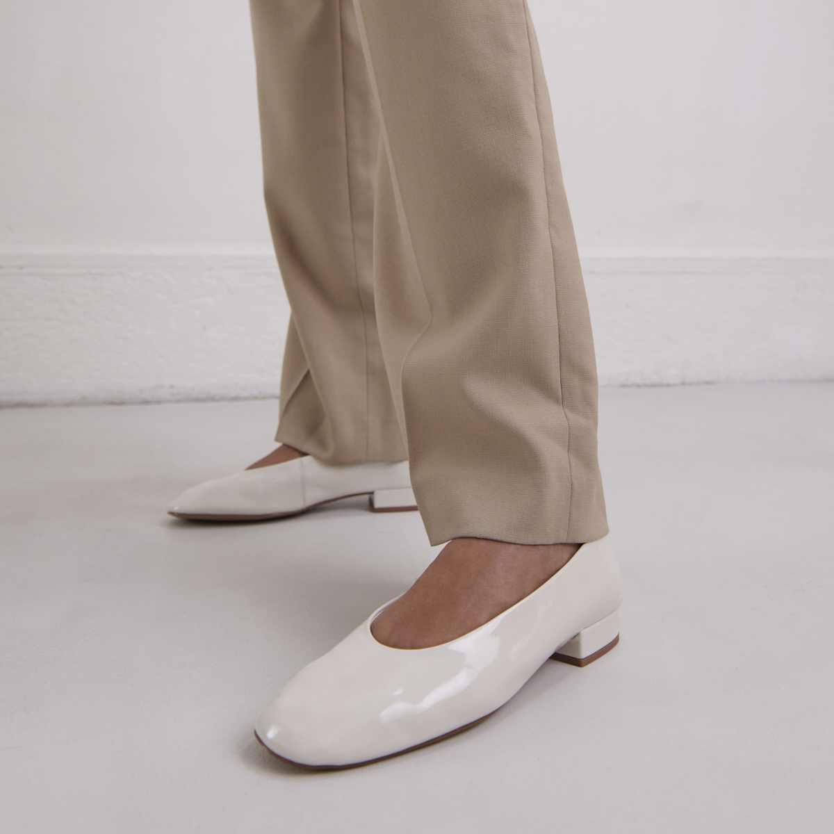 Ballet flats with small heels in ecru pleated varnish | LEA