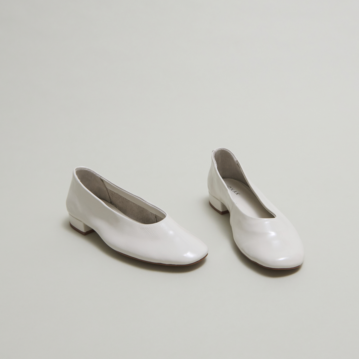 Ballet flats with small heels in ecru pleated varnish | LEA