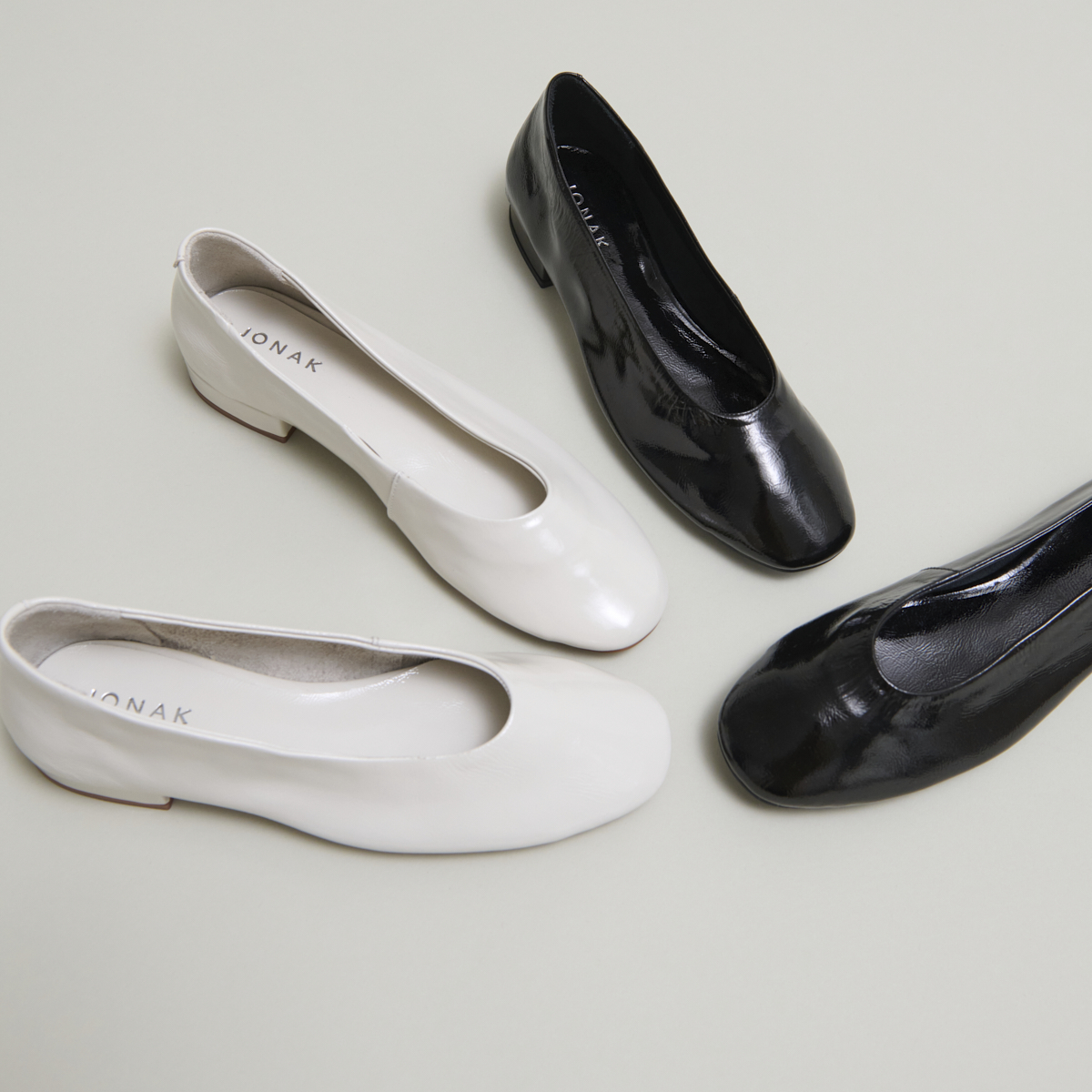 Ballet flats with small heels in ecru pleated varnish | LEA
