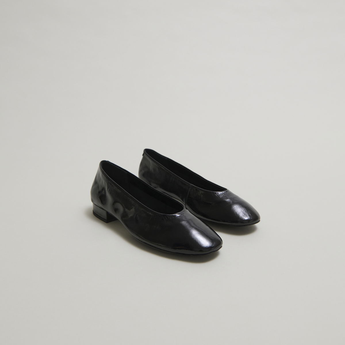 Ballet flats with small heels in black pleated varnish | LEA