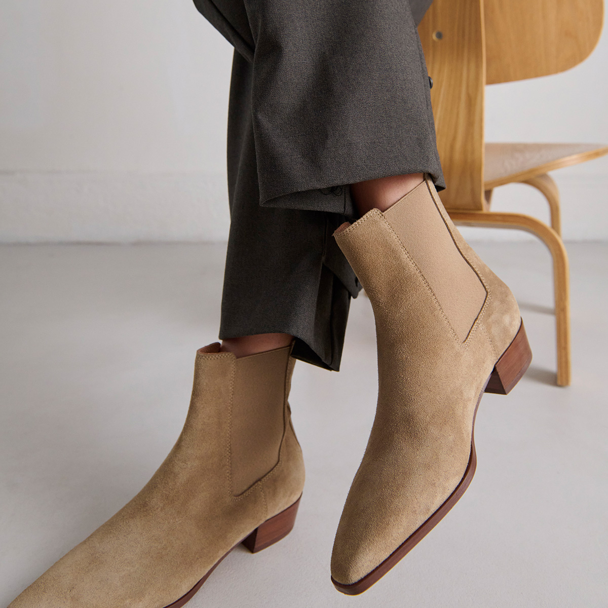 Lowoots with slight bevelled heels and pointed toes in taupe suede | PAPAYE