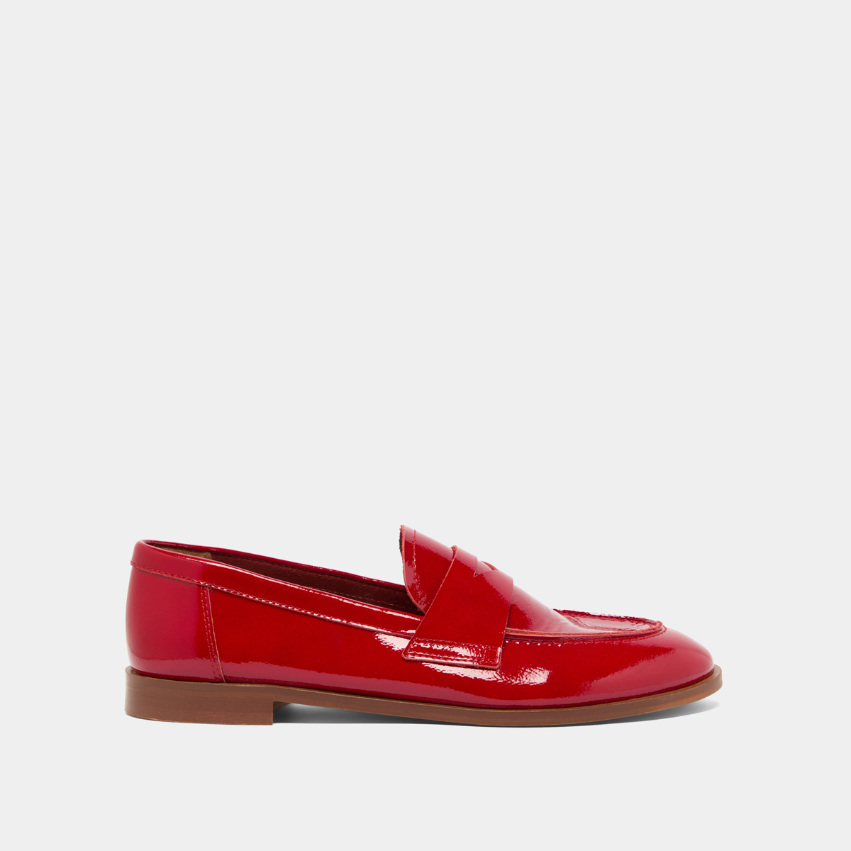 Round-toe loafers in red pleated varnish | THELMA