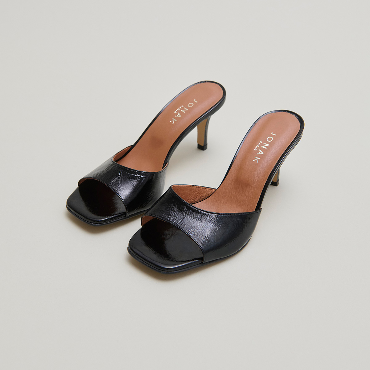 Mules with small heels in black shiny leather | VERTIGO