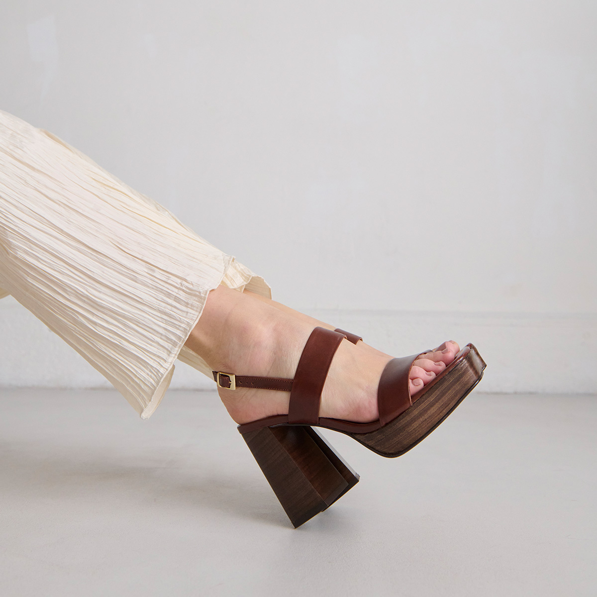 Sandals in brown leather | VERDE