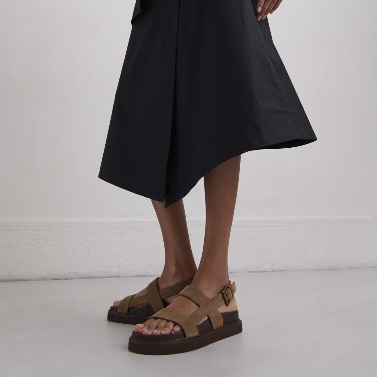Cross-strap sandals in taupe suede | LAGUNE