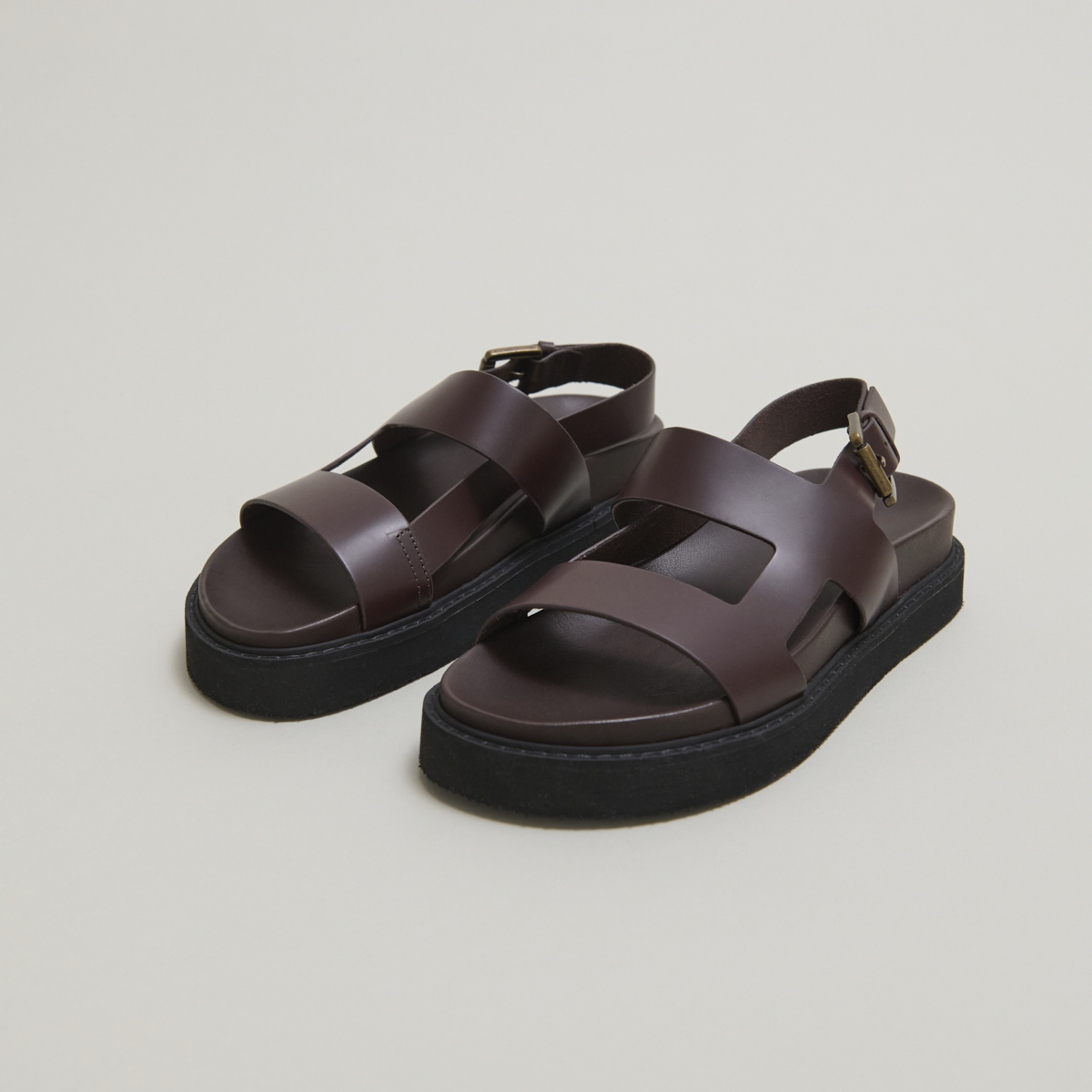 Cross-strap sandals in dark brown glazed leather | LAGUNE